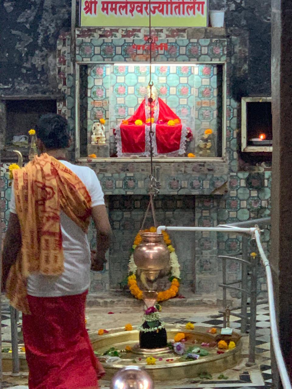 Experienced Trimbakeshwar Pandit Ji conducting Vedic rituals